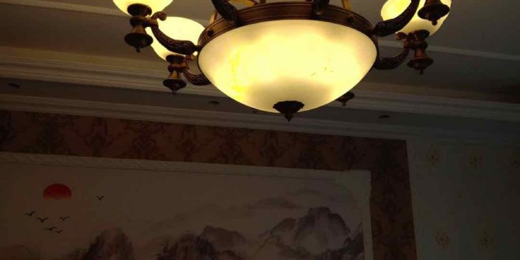 Chất liệu đèn chùm bát đá quyết định đến giá thành sản phẩm