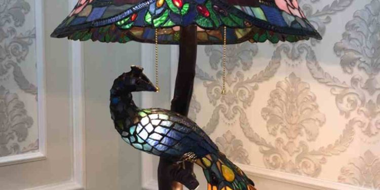 Đèn bàn Châu Âu mang đậm hơi hướng của tầng lớp quý tộc