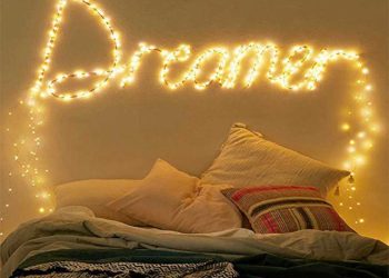 Tạo rèm cửa tại đầu giường và trang trí đèn