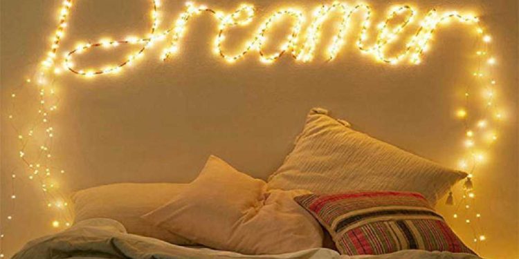 Tạo rèm cửa tại đầu giường và trang trí đèn