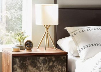 Căn phòng trở nên sáng sủa hơn khi có đèn ngủ để bàn 