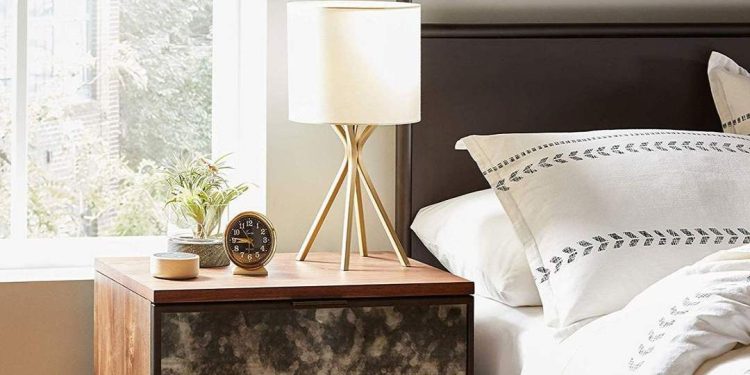 Căn phòng trở nên sáng sủa hơn khi có đèn ngủ để bàn