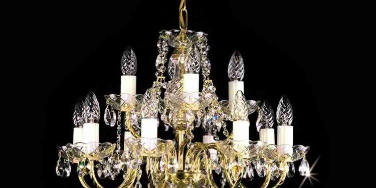 Đèn chùm thủy tinh và đèn chùm pha lê khác nhau như thế nào?